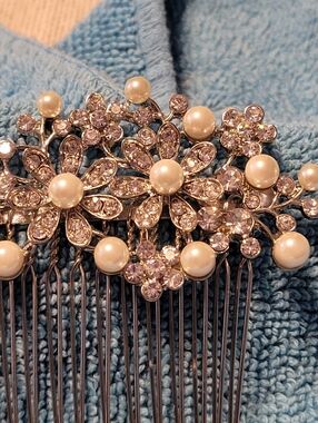 Stunning Pearl & Crystal Floral Hair Comb - Silver Tone